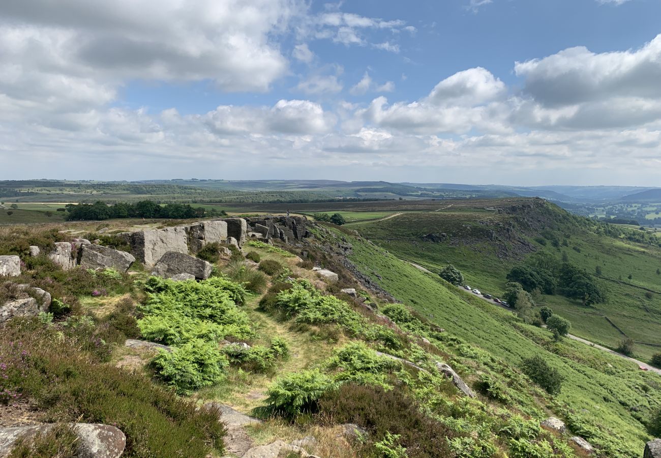 Image showing the far-reaching views from Curbar Edge in the Peak District