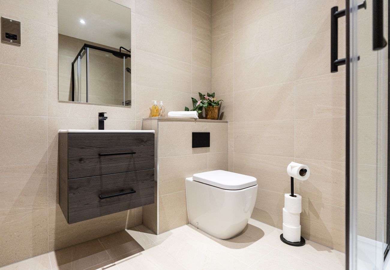 Image showing the modern bathroom of a serviced apartment in the Peak District 