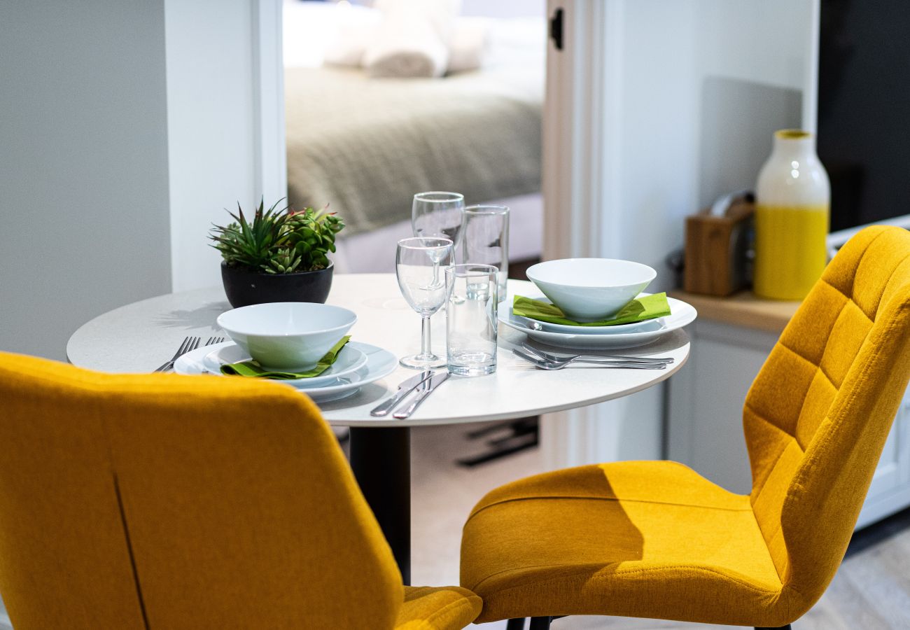 Image showing the dining area for two people at Rock Mill Apartment 19