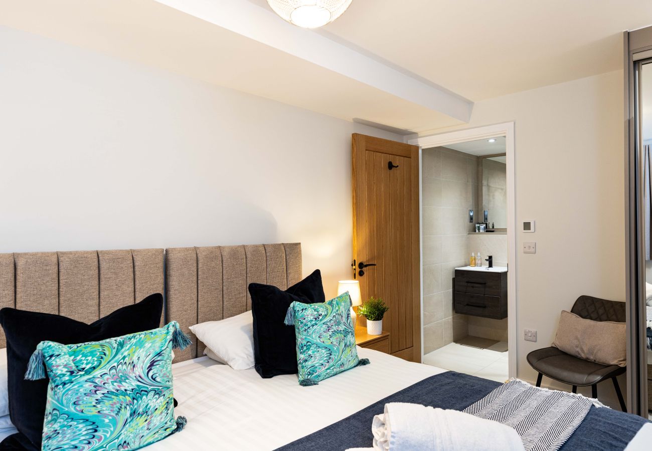 Image showing the bedroom and ensuite at Rock mill holiday apartment 27
