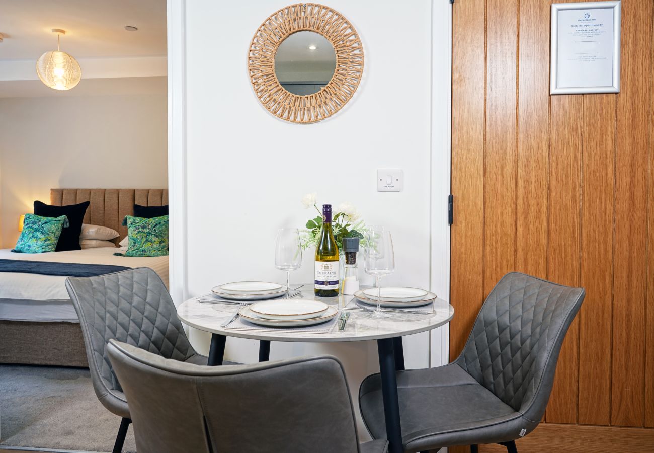 Image of the dining area for three guests at Rock mill apartment 27