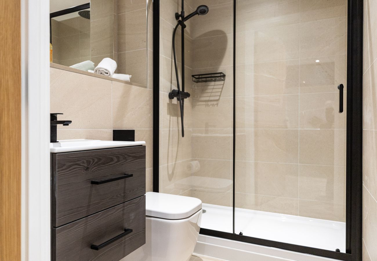 Imager showing the modern bathroom with underfloor heating at apartment 13 rock mill