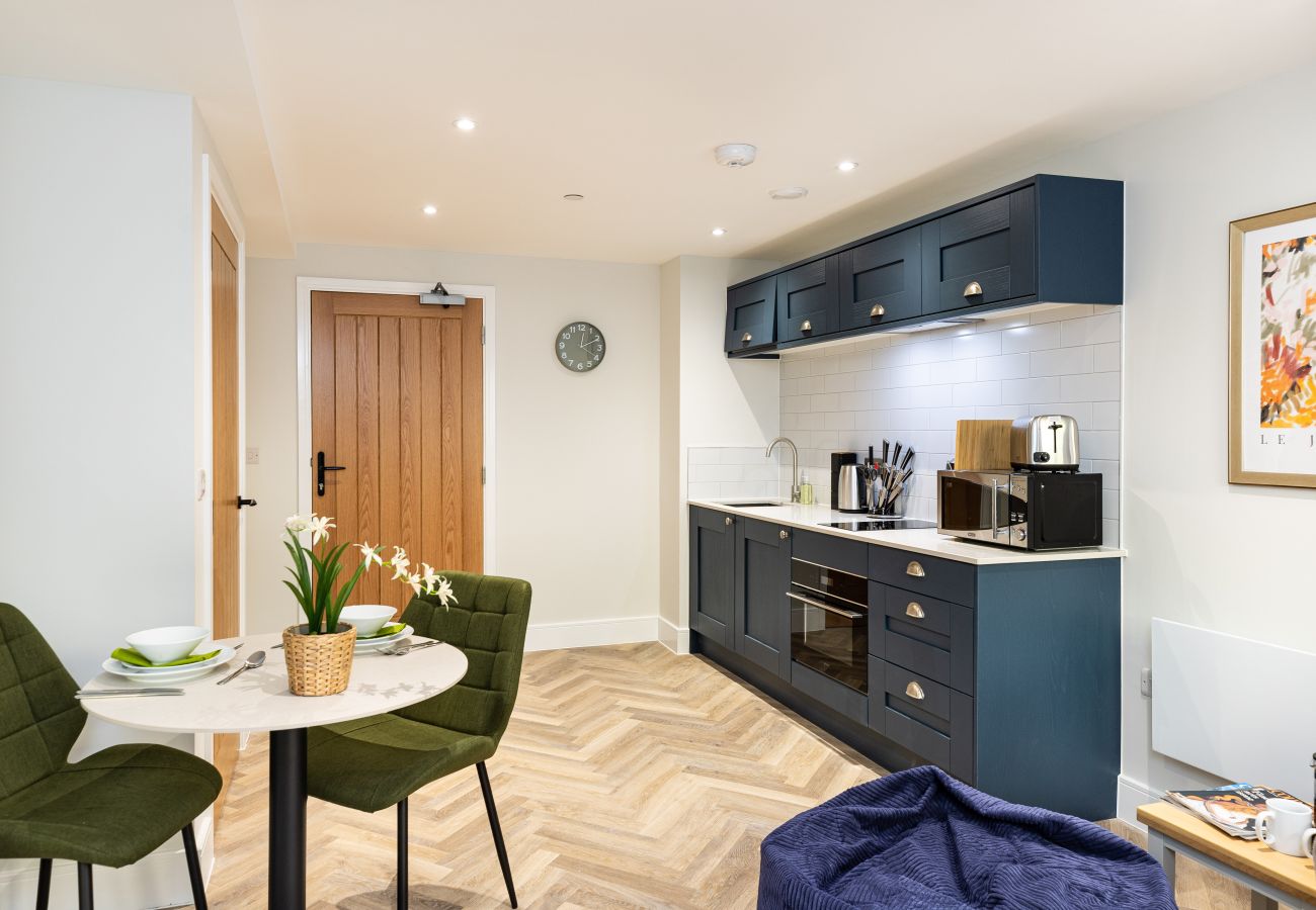 Image of the integrated kitchen and dining for two inside rock mill holiday apartment 15