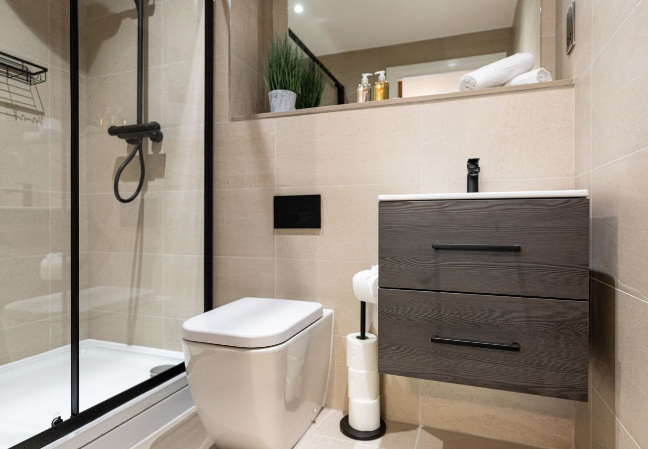 Image showing the modern bathroom inside rock mill luxury holiday apartment 15