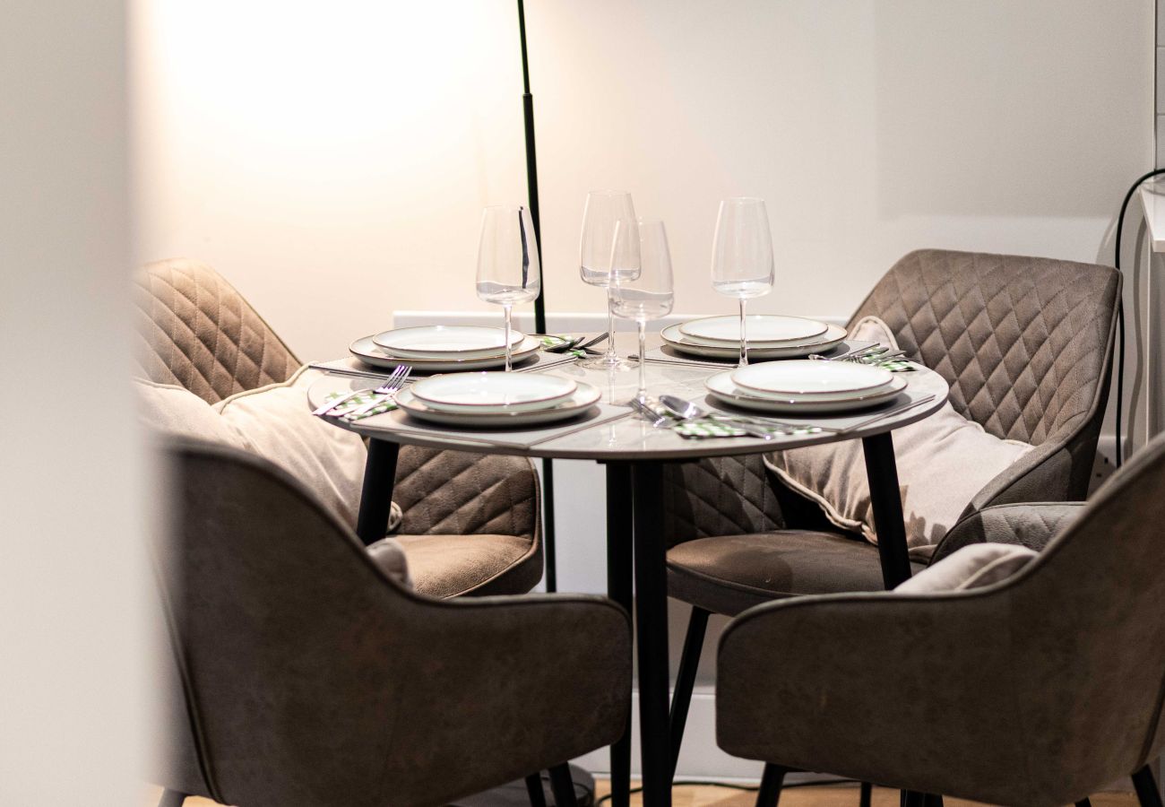 Image of the dining area for 4 guests at rock mill duplex apartment 42