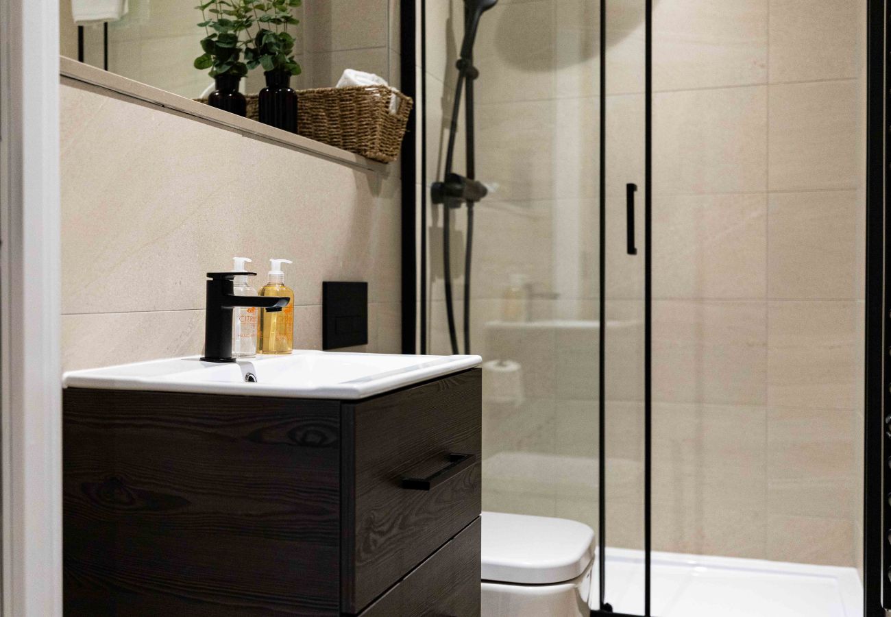 Image of the modern bathroom with underfloor heating at Rock mill duplex apartment 42