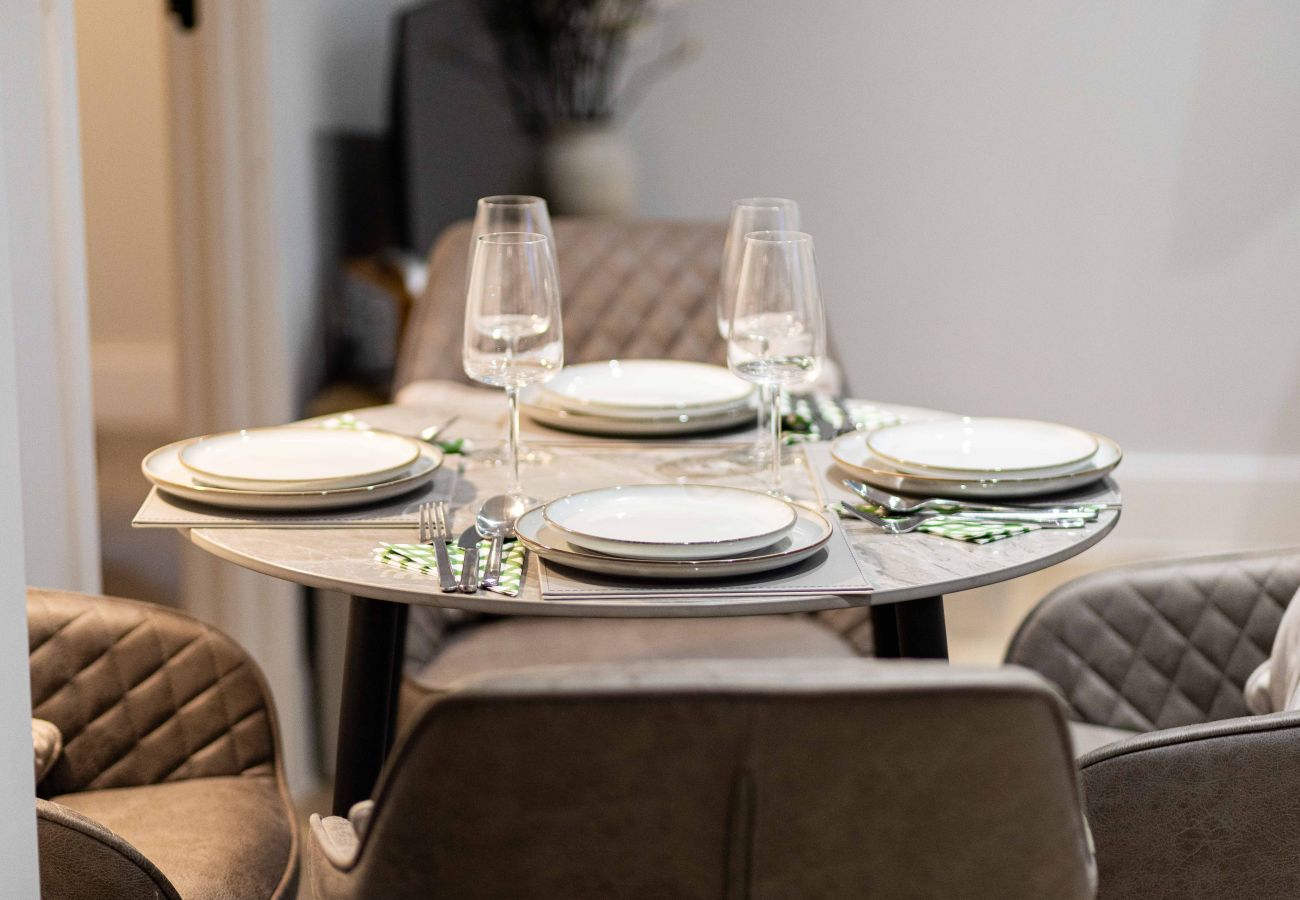 Image of the rock mill apartment 32 dining area for 4 guests