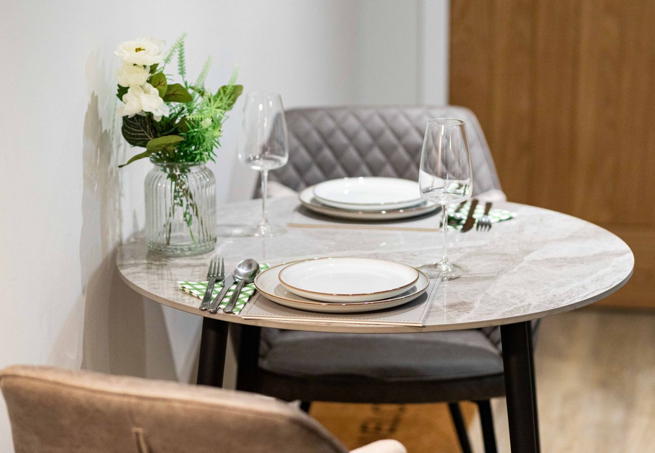 Image of the dining area for 2 guests inside rock mill luxury holiday apartment 37