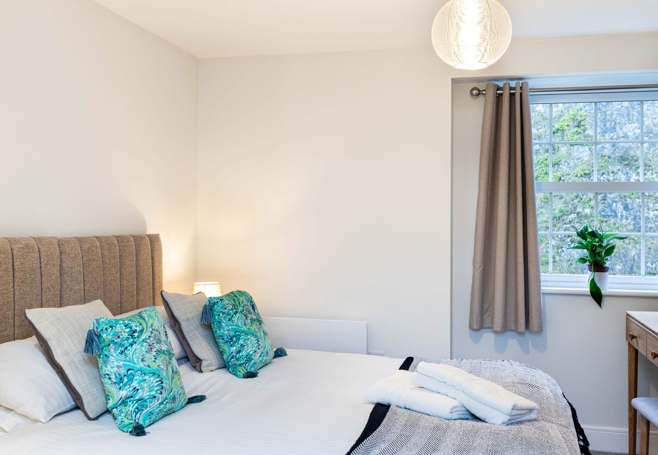 Image of the bedroom with desk space inside rock mill holiday apartment 37