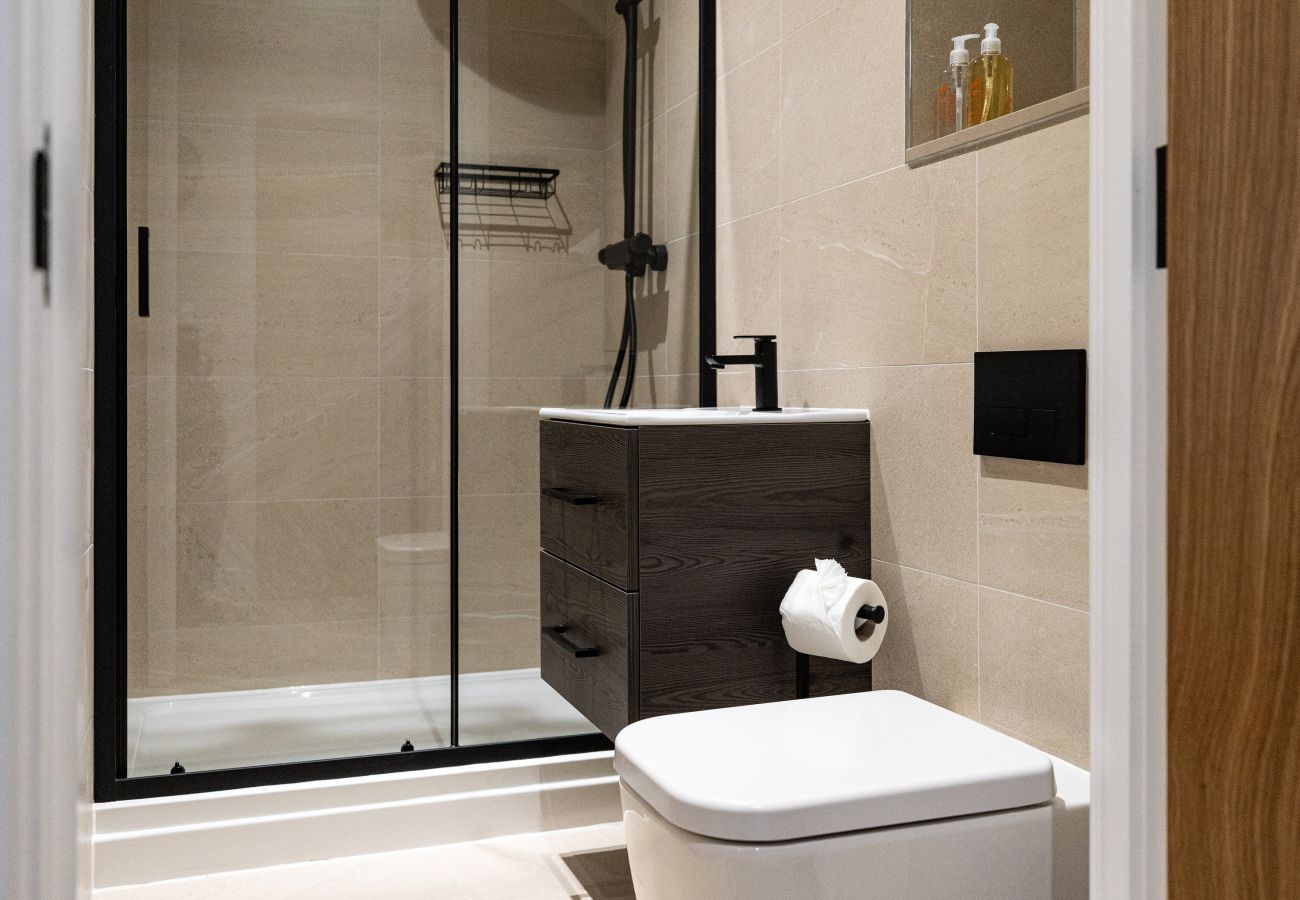 Image showing the modern bathroom with underfloor heating in studio apartment 16