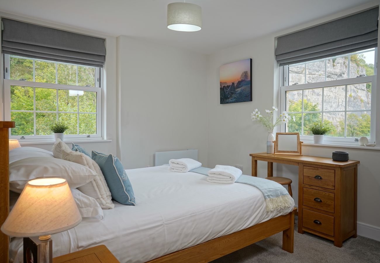 Image showing the bedroom with desk inside Rock mill luxury holiday apartment 36