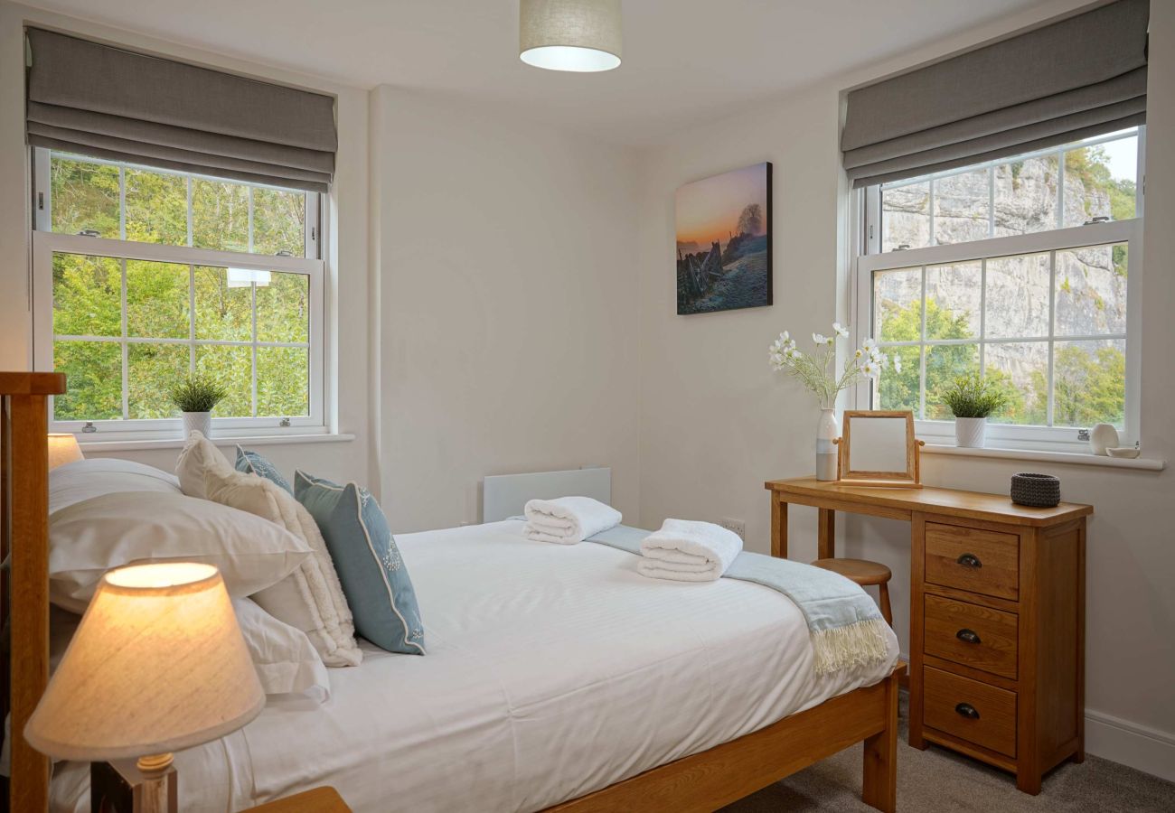 Image showing the bedroom with desk inside Rock mill luxury holiday apartment 36